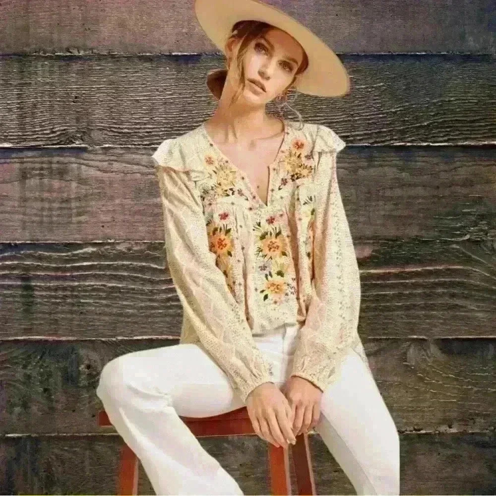 Savanah Jane embroidered top size L new no tags